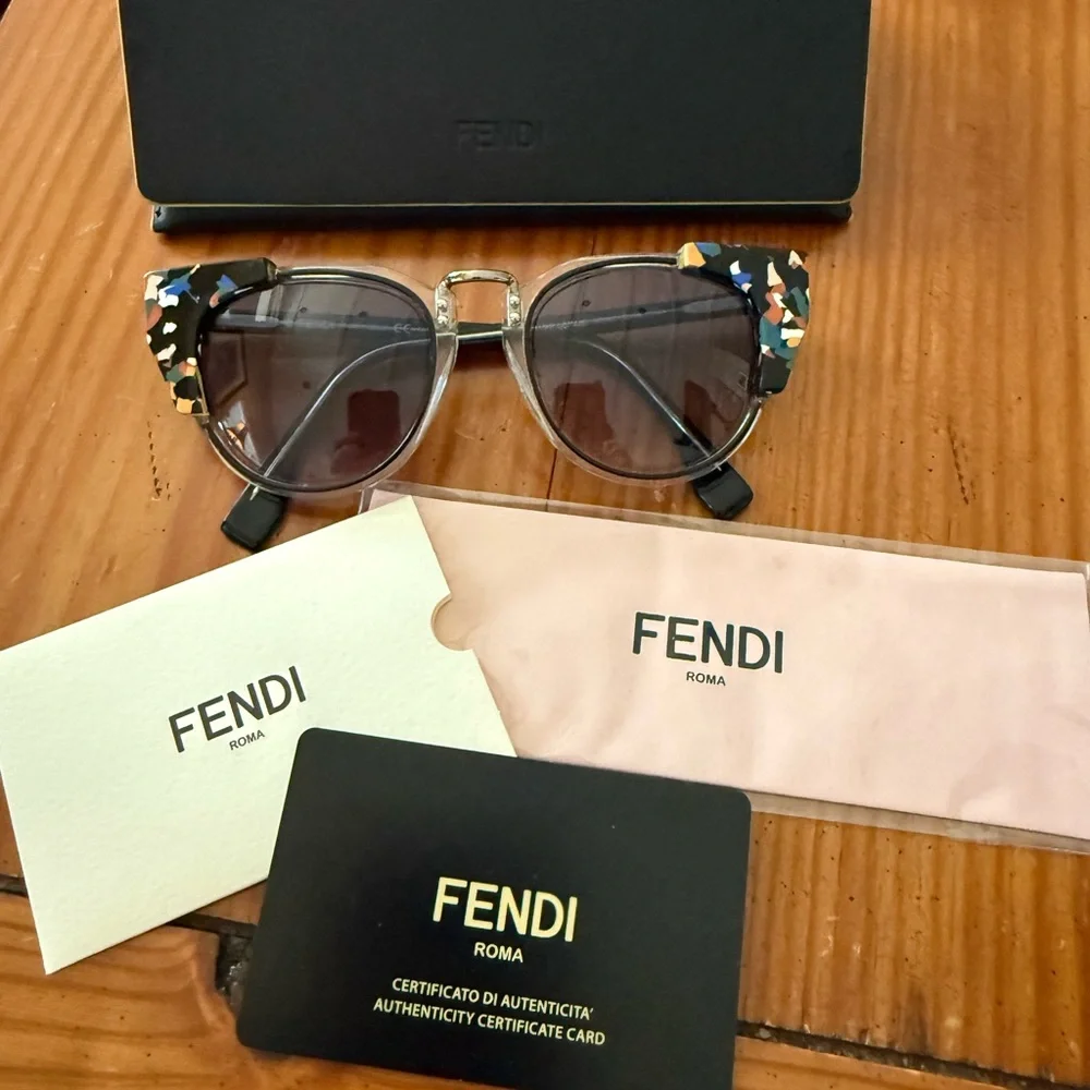 Fendi sunglasses with case, certificate and cloth - Picture 2 of 5